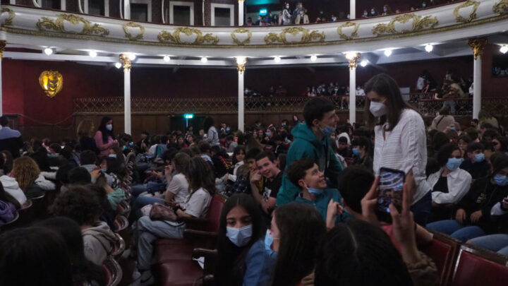 Toutosa de regresso aos palcos e às experiências…