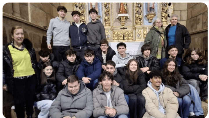 Alunos e “guardiãs” da Capela de Fandinhães preparam cápsula do tempo para abrir daqui a 20 anos